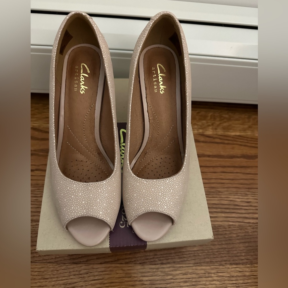 Clarks women peeptoe pumps. (Brand New)